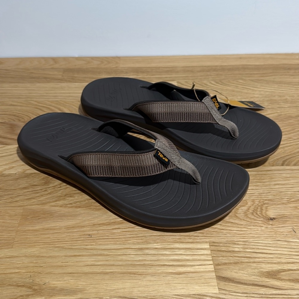 Brand new pair of men’s Teva Hurricane Flip size 9